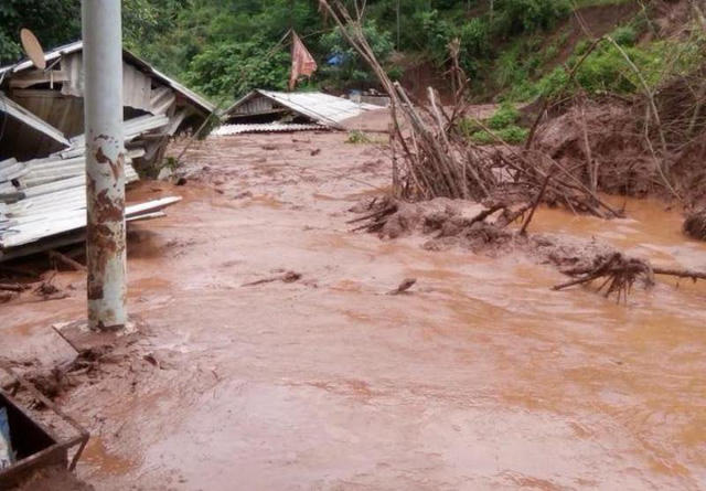 Bùn đất ngập đến nóc nhà