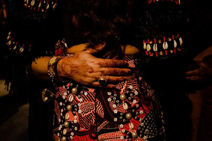 Không chỉ được sắp đặt theo văn hóa bộ lạc, bữa tiệc cưới của cặp đôi tỷ phú Ấn Độ còn mang đậm dấu ấn văn hóa truyền thống đẹp đẽ. Các nghệ sĩ đã đem đến nghệ thuật vẽ Henna, một loại hình nghệ thuật vẽ lên tay và chân của cô dâu tương trưng cho sự gắn bó son sắt của vợ và chồng, cho sự màu mỡ, sinh sôi nảy nở và tình yêu đôi lứa.