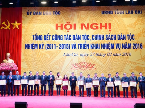 Tặng bằng khen cho tập thể và các nhân xuất sắc.