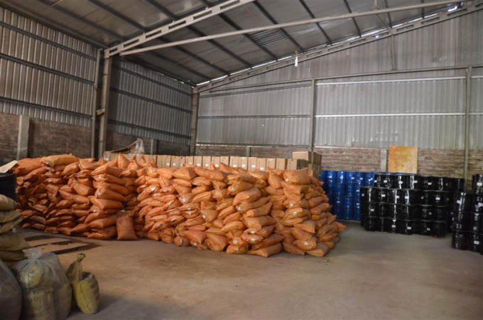 Những sản phẩm nghi hóa chất được xếp trong kho.