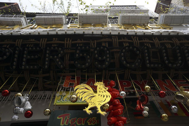 Hình gà vàng trước cửa một ngôi nhà phố Hàng Buồm.