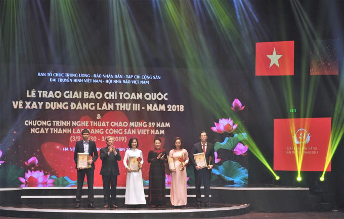 Chủ tịch Quốc hội Nguyễn Thị Kim Ngân và Thường trực Ban Bí thư Trần Quốc Vượng trao giải cho các tác giả, nhóm tác giả đoạt giải A