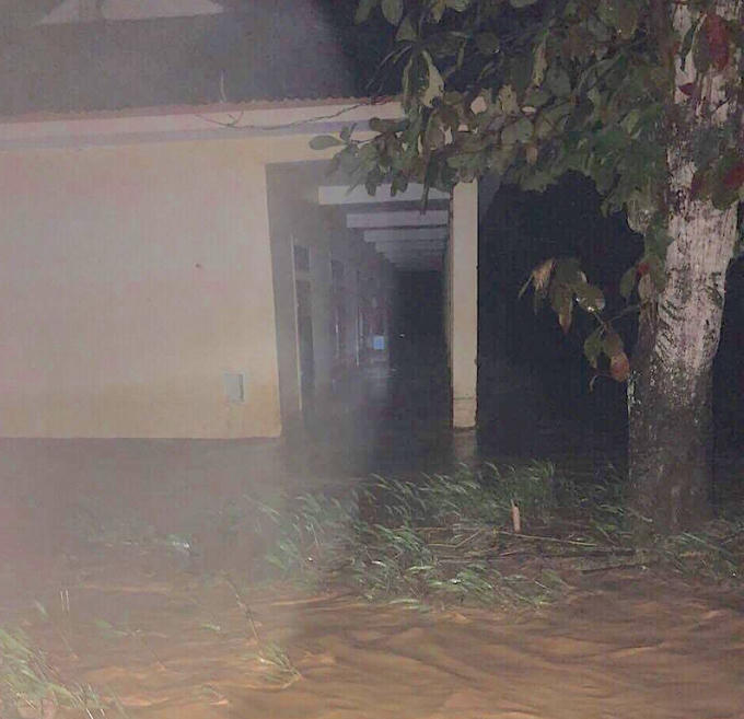 Hình ảnh nước ngập sâu trong đêm khi cơn lũ ập về. 