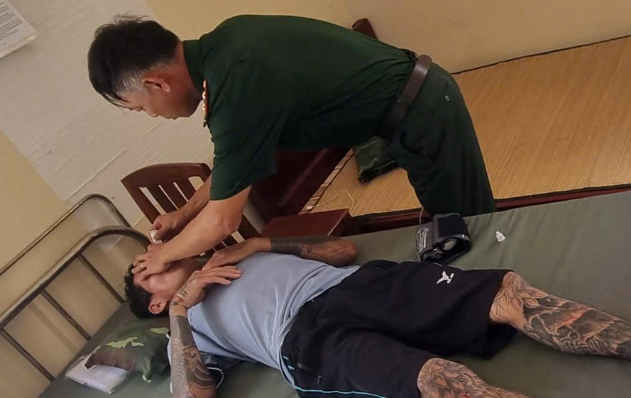 Quân y đồn Biên phòng Thổ Châu chăm sóc sức khỏe cho các ngư dân