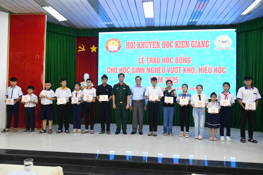 230 suất học bổng đã được trao cho các em học sinh nghèo, hiếu học trên địa bàn tỉnh Kiên Giang