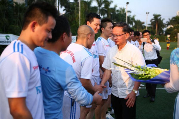 &Ocirc;ng Nguyễn Th&aacute;i Thi&ecirc;n - Ph&oacute; Cục trưởng Cục B&aacute;o ch&iacute; tặng hoa ch&uacute;c mừng hai đội.(Ảnh: BTC)