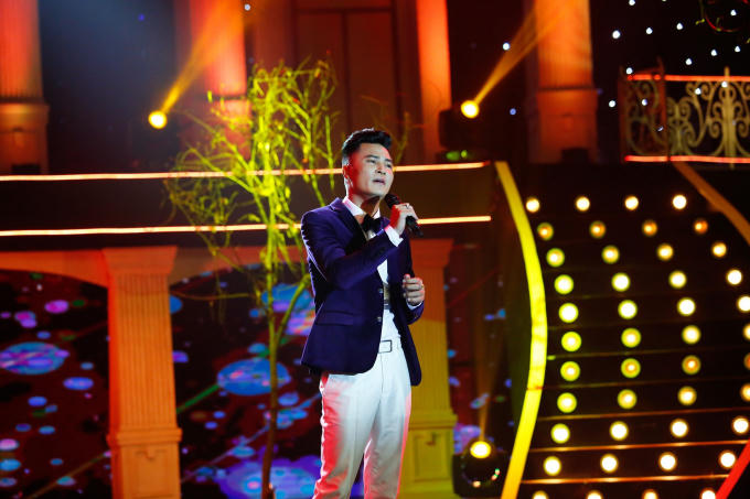 Bạch Tuyết, Phương Dung c&ugrave;ng diện &aacute;o d&agrave;i khoe vẻ đẹp qu&yacute; ph&aacute;i tại T&igrave;nh Kh&uacute;c Vượt Thời Gian