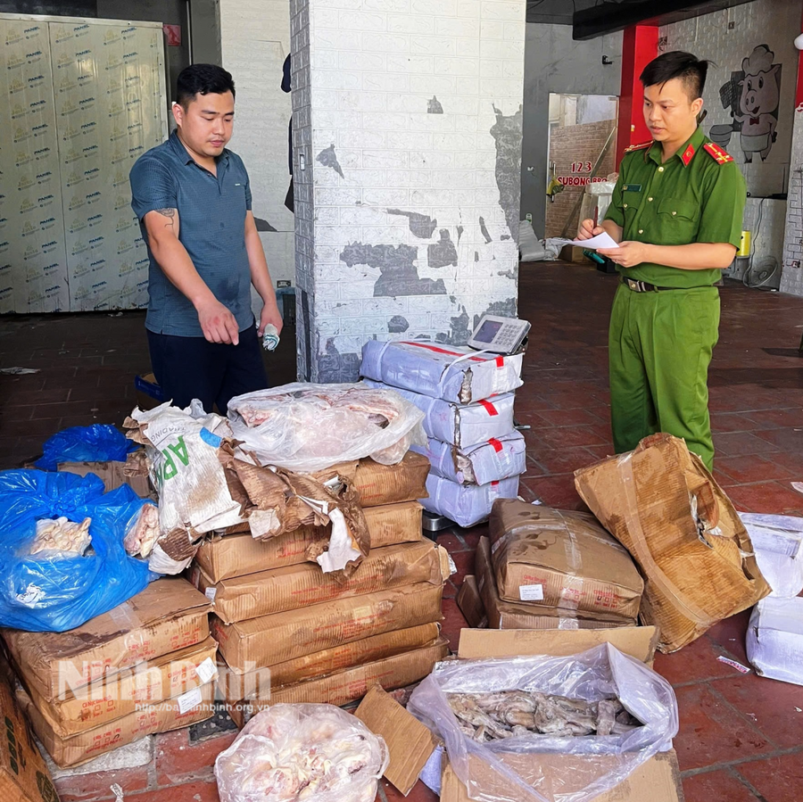 Lực lượng Công an kiểm tra, phát hiện nhiều tấn thực phẩm đông lạnh không rõ nguồn gốc. (Ảnh: Báo Ninh Bình)