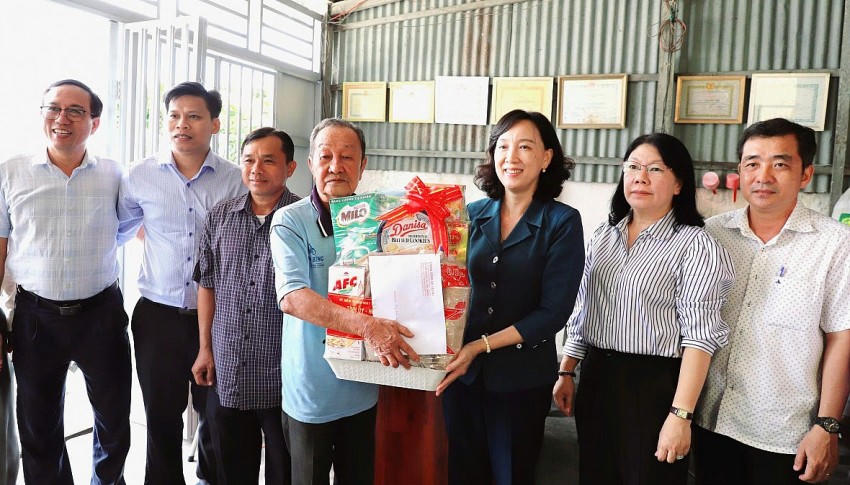 Phó Chủ tịch UBND tỉnh An Giang Nguyễn Thị Minh Thúy đến thăm và tặng quà cho các gia đình chính sách, người có công tại hai xã Óc Eo và Thoại Sơn