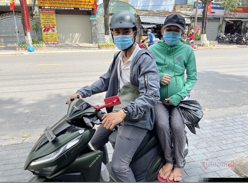 Người phụ nữ mang bầu được anh Trung hỗ trợ đưa đi cấp cứu