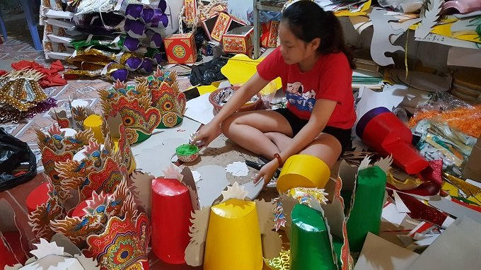 Những đứa trẻ từ 6 tuổi trở lên đã có thể kiếm tiền từ công việc làm vàng mã.