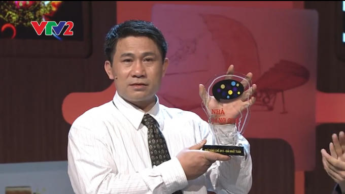 Ông Phạm Ngọc Quý nhận giải nhất tuần trong chương trình "Nhà sáng chế" do Đài Truyền hình Việt Nam tổ chức.