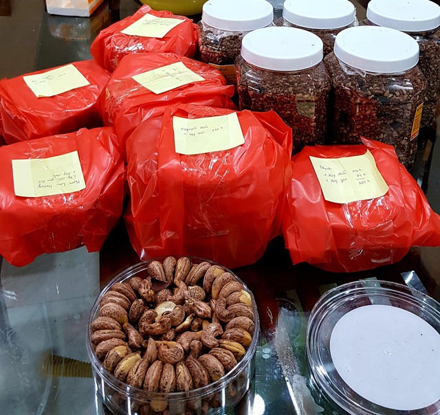 Nhiều chị em công sở tranh thủ kiếm thêm dịp Tết