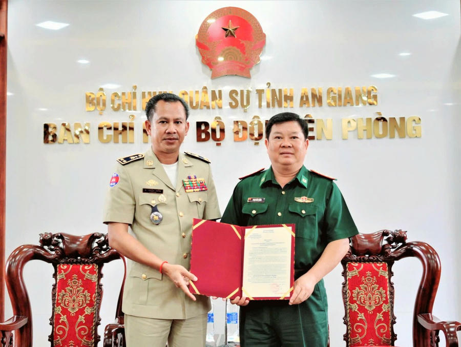 . Trung tướng Chhoeurn Sochet, giám đốc Ty Công an tỉnh Kandal trao thư của Ngài thống tướng So Thet, Tổng cục Công an Quốc gia, Bộ nội vụ, Vương quốc Campuchia chúc mừng đến toàn thể cán bộ, chiến sĩ Ban chỉ huy Bộ đội Biên phòng tỉnh An Giang nhân dịp sáp nhập.