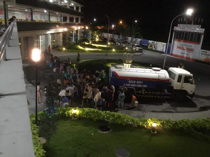 Cảnh tiếp nước “dở khóc dở cười” của cư dân dự án Jamona City Q.7.