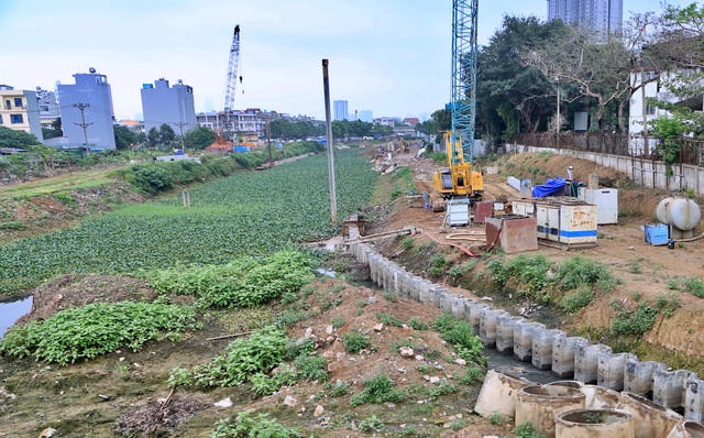 Theo đại diện chủ đầu tư, biện pháp thi công được Công ty Cường Thịnh Thi áp dụng ít nhiều ảnh hưởng đến các công trình gần đó (Ảnh: Nguyễn Trường).