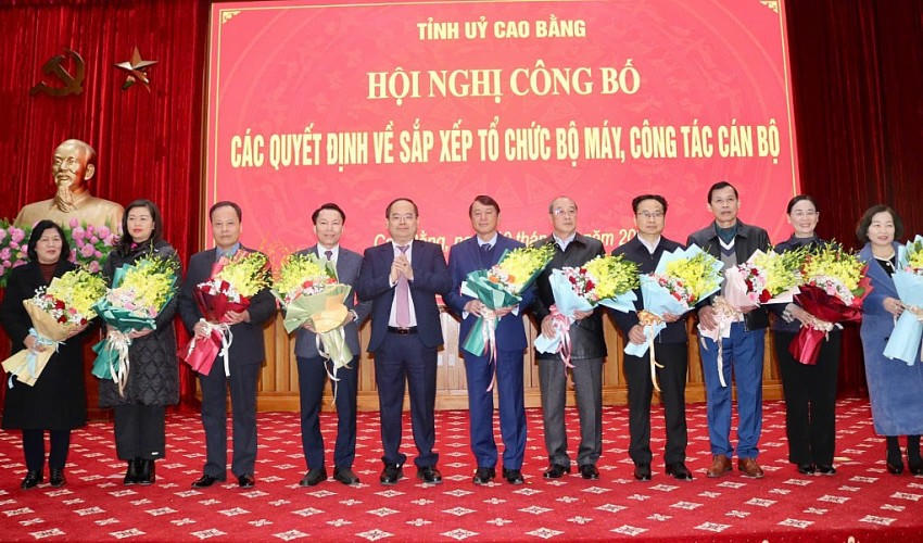 Bí thư Tỉnh ủy Cao Bằng Quản Minh Cường tặng hoa bí thư các Đảng đoàn, ban cán sự Đảng kết thúc hoạt động. (Ảnh Báo Cao Bằng).