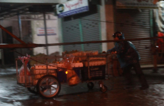 Người đàn ông trung niên đẩy xe hàng về chợ Đông Hà.