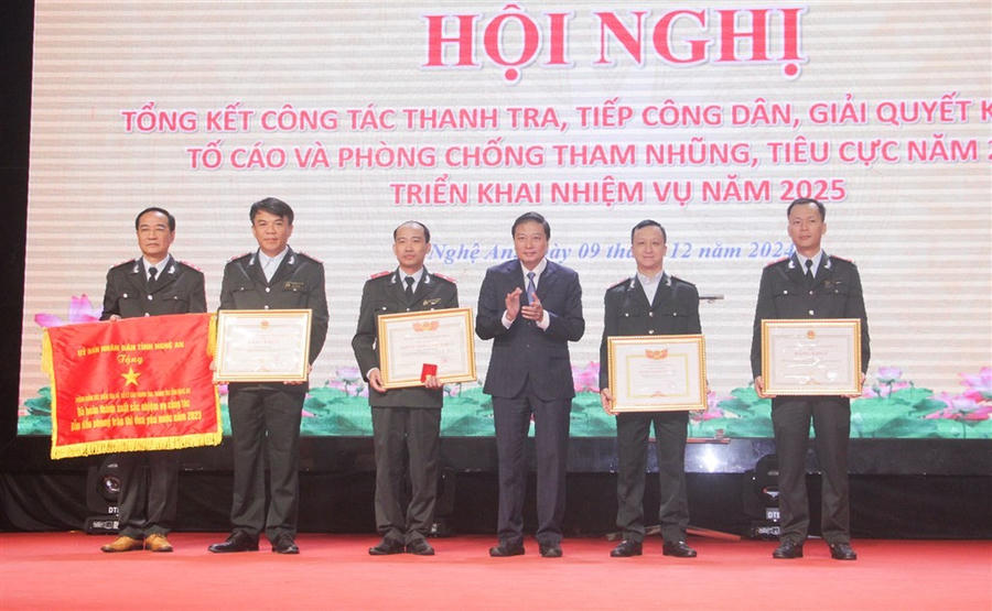 Tặng Cờ thi đua của UBND tỉnh cho Phòng Giám sát, kiểm tra và xử lý sau thanh tra.
