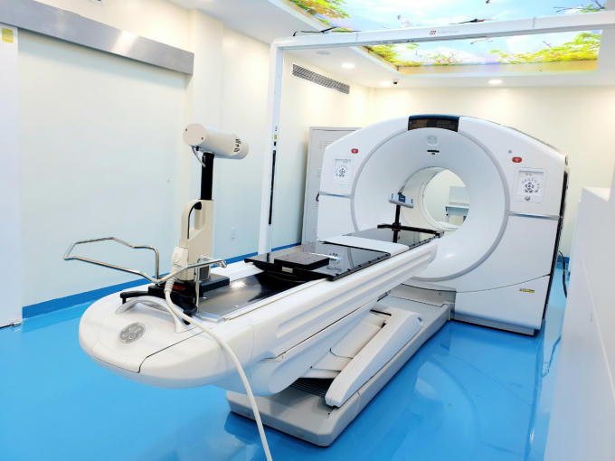 Máy PET/CT là một trong những thế hệ máy hiện đại nhất tại Việt Nam hiện nay với những tính năng ưu việt như giúp giảm liều thuốc phóng xạ, ghi hình ít hơn và thời gian ghi hình ngắn hơn.