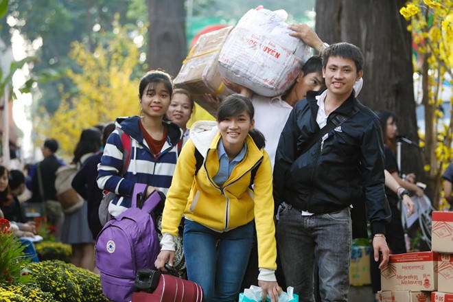 Các bạn trẻ tay xách nách mang với nhiều phần quà từ thành phố cho người thân tại quê nhà.