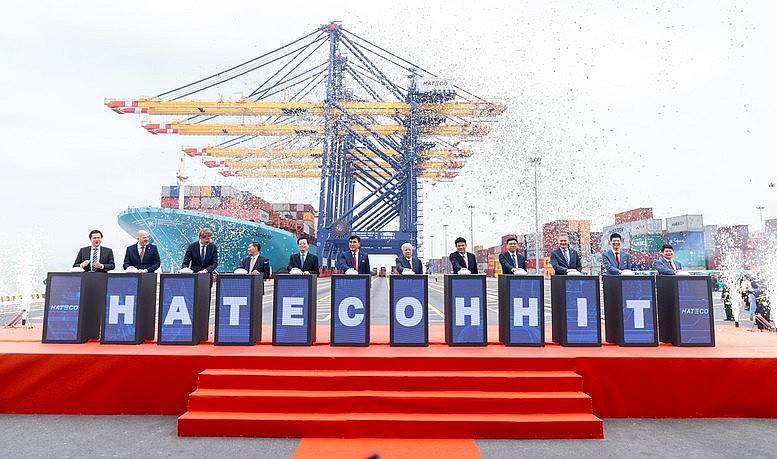 Các đại biểu thực hiện nghi thức khánh thành Cảng Container Quốc tế Hateco Hải Phòng. Ảnh: VGP