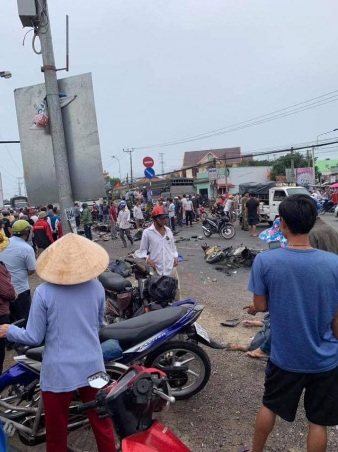 Hiện trường vụ tai nạn thảm khốc tại Long An.