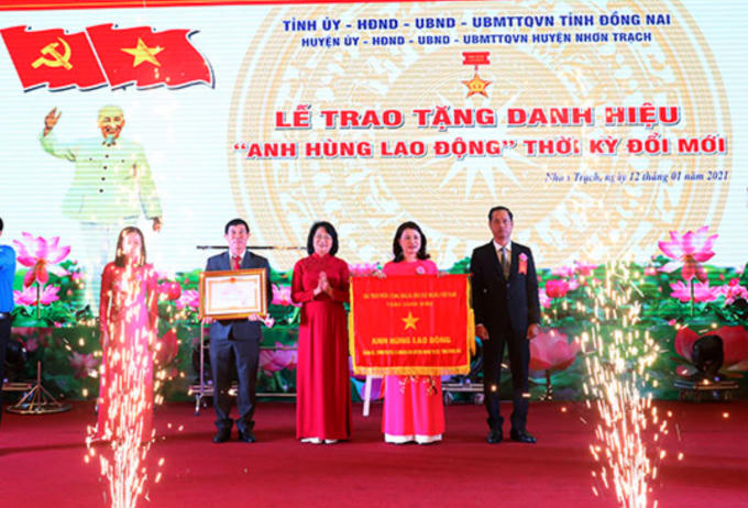 Nhon trach don nhan danh hieu anh hung thoi ky doi moi
