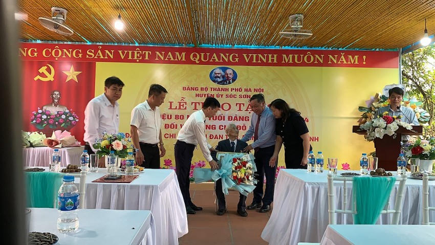 Một số hình ảnh xúc động tại buổi lễ trao tặng