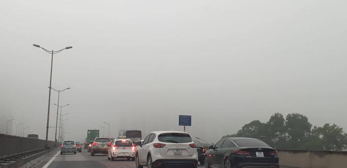 Từ vành đai 3 trên cao, nhiều toà nhà cao tầng đã bị che phủ bởi sương mù. Ảnh Chí Kiên