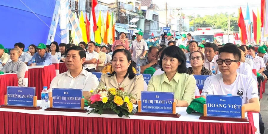 Đại biểu tham dự lễ thả cá giống