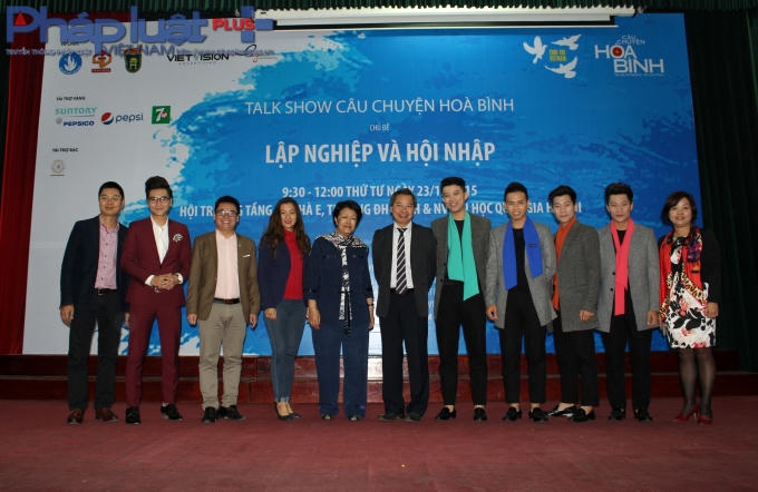 Đại diện trường Đại học Khoa học và Xã hội Nhân văn chụp hình với ekip chương trình. (Ảnh: Đức Biên)
