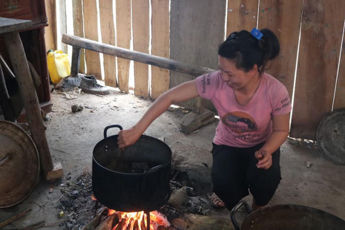 Chị Bàn Thị Hương (vợ anh Huy) đang vui vẻ nấu nhiều món ngon để cúng tổ tiên