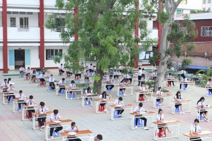 Khoảng cách giữa các hàng vừa đủ để thí sinh có thể làm bài thi khác quan.
