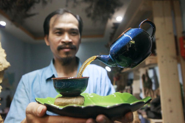 Tác phẩm ấm trà họa bì của Bát Tràng, nhìn như đang rót nước rất là tự nhiên