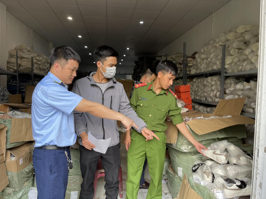 Bên trong “tổng kho” giày dép giả mạo.