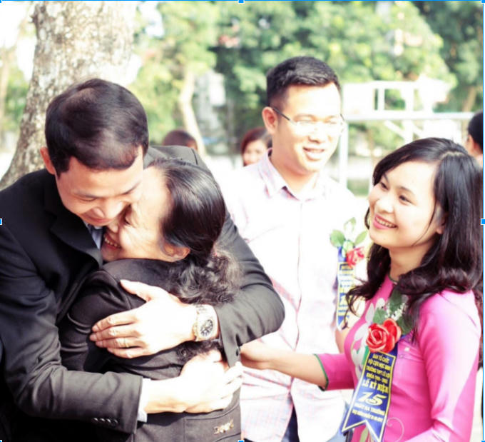 Khoảnh khắc cô trò gặp nhau.