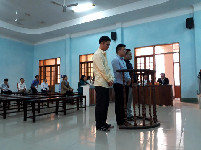 Các bị cáo trước vành móng ngựa.