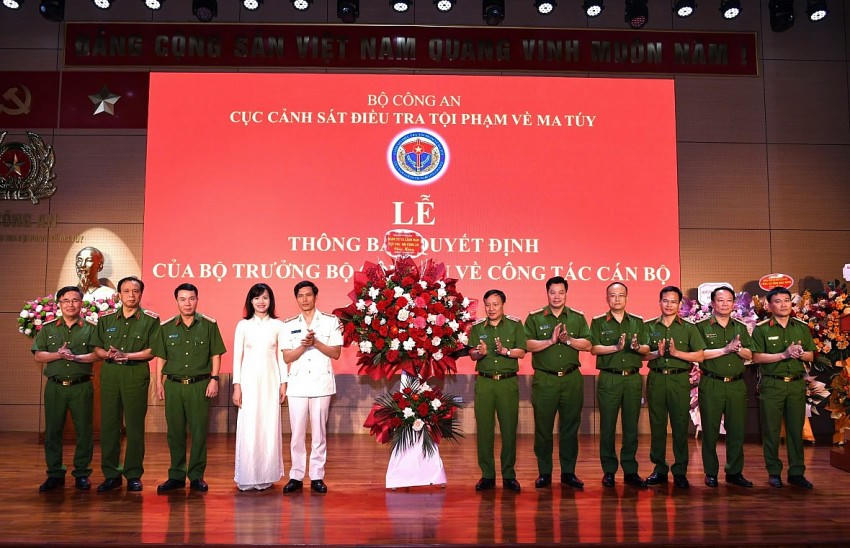 Đảng ủy và lãnh đạo Cục Cảnh sát điều tra tội phạm về ma túy tặng hoa chúc mừng Đại tá Ngô Thanh Bình giữ chức vụ Cục trưởng Cục Cảnh sát Điều tra tội phạm về ma tuý.