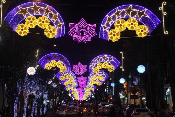 Những ánh đèn điện khoe sắc trước thềm năm mới.