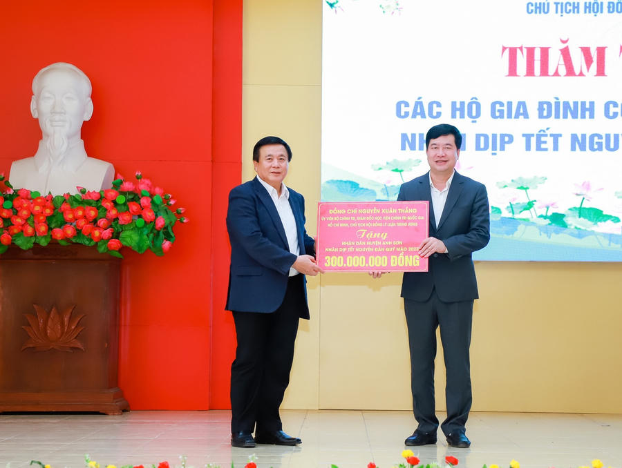 Trao quà hỗ trợ huyện Anh Sơn