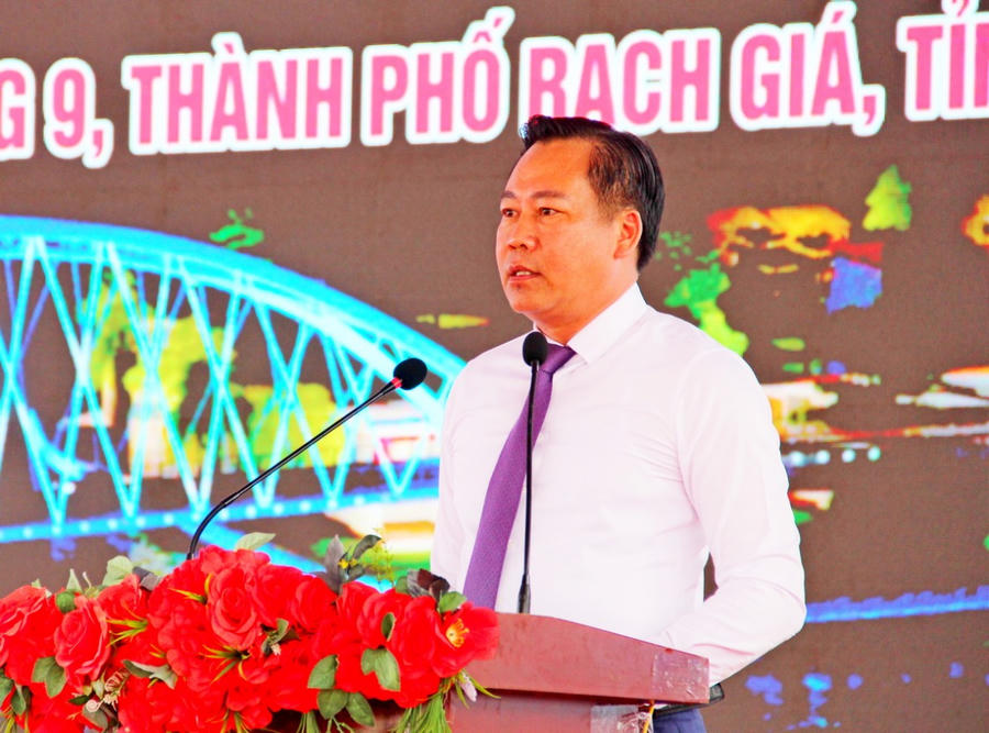 Ông Vương Quốc Trường - Đại diện liên danh Công ty Xây dựng Trường Phát - Công ty Xây dựng Công nghệ mới Phúc Tấn phát biểu tại lễ khởi công