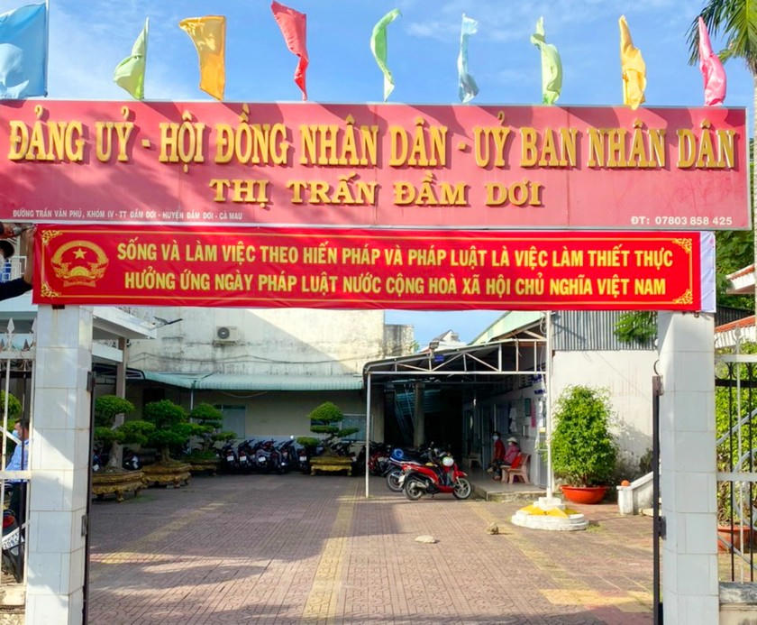 Thị trấn Đầm Dơi (huyện Đầm Dơi, tỉnh Cà Mau), treo băng rôn hưởng ứng Ngày Pháp luật nước Cộng hòa xã hội chủ nghĩa Việt Nam - năm 2021.