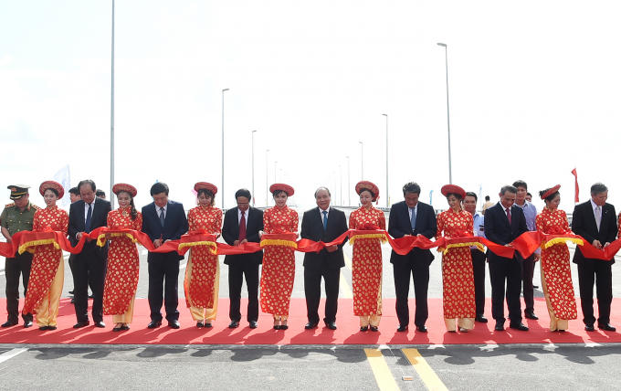 Thủ tướng cắt băng khánh thành.