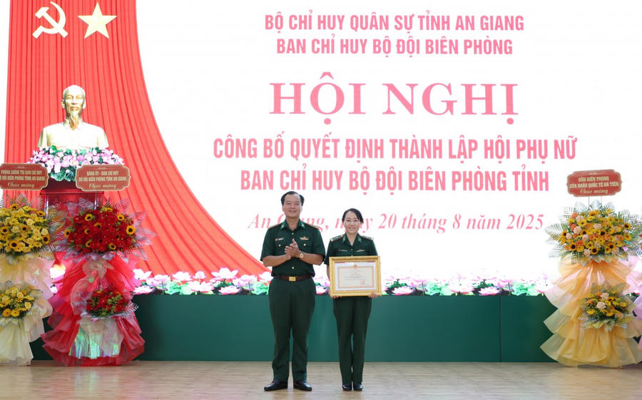 Thiếu tá Lâm Thị Thu Ngân nhận Bằng khen của Bộ Tư lệnh BĐBP.