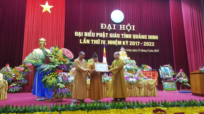 Thượng tọa Thích Thanh Quyết nhận bằng tuyên dương công đức và những đóng góp cho sự phát triển GHPG.