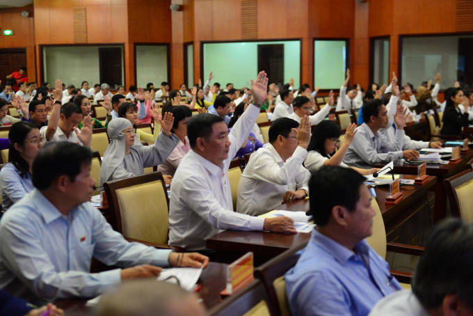 Sau gần 2 giờ thảo luận, 100% đại biểu nhất trí với phương án tạm ngưng thông qua để hoàn thiện dự thảo. Ảnh: Thanh Tùng