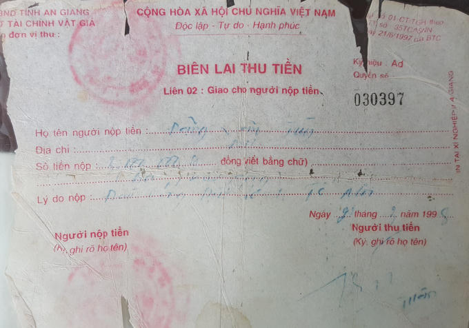 Biên lai thu tiền 3.000.000đ xin cấp Giấy chứng nhận Quyền sử dụng đất năm 1998 của ông Tùy còn giữ