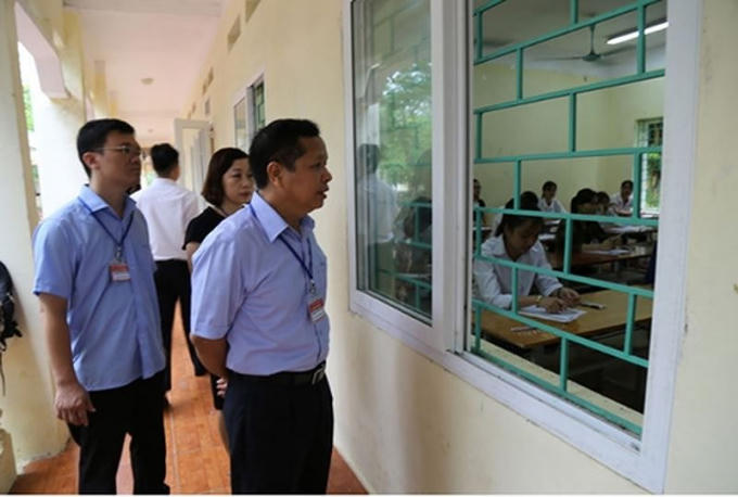 Ông Bùi Trọng Đắc, Giám đốc Sở Giáo dục Hòa Bình đi kiểm tra thi (ảnh hoabinh.edu.vn).