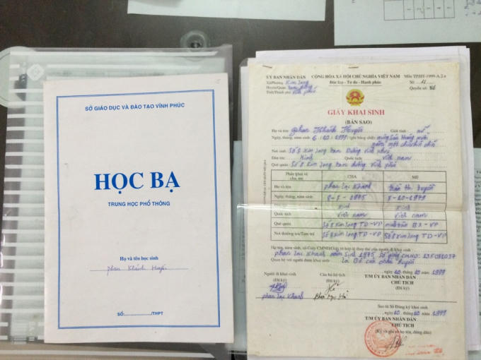 Những giấy tờ quan trọng của Huyền đánh rơi.